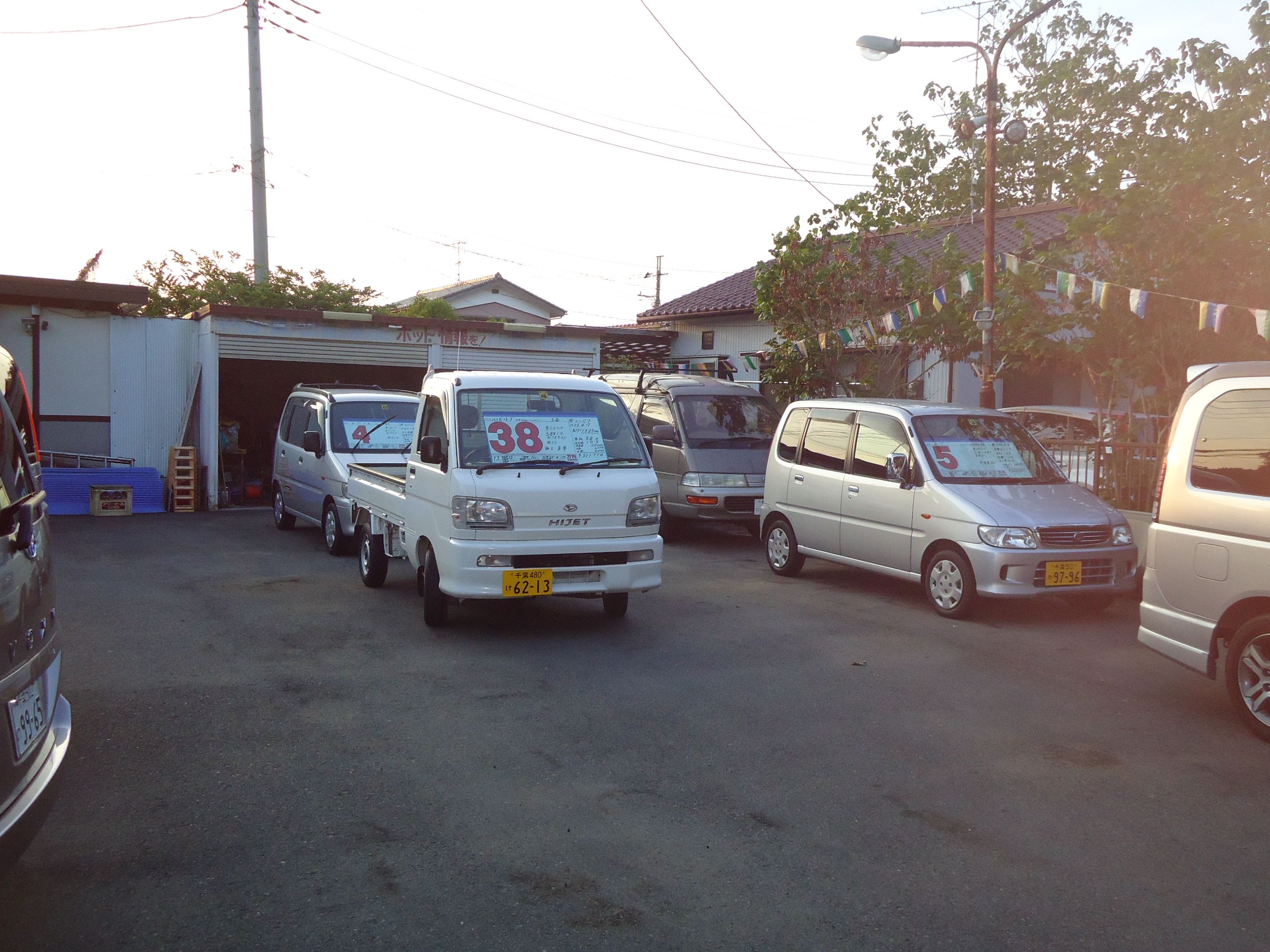 ◆～仕入れ車輌について～◆当店の在庫車両は、値段の割に丁寧に乗られていた車輌を厳選して仕入れております。また、全車輌をポリッシャーにて磨きを掛けてからワックス掛けを行っておりますので、車輌もキレイな状態でご覧頂けます。安かろう悪かろうでは当たり前です。当店は、少しでも金額を抑えるために走行距離多めの車輌が多くなっておりますが、他店さんの同価格帯の車輌と比べれば、かなり丁寧に仕上げていると思います。但し、年式・距離をある程度ご考慮頂き、新車同様の様な過度な期待では無く、あくまで中古車としてご理解頂ければと思います。