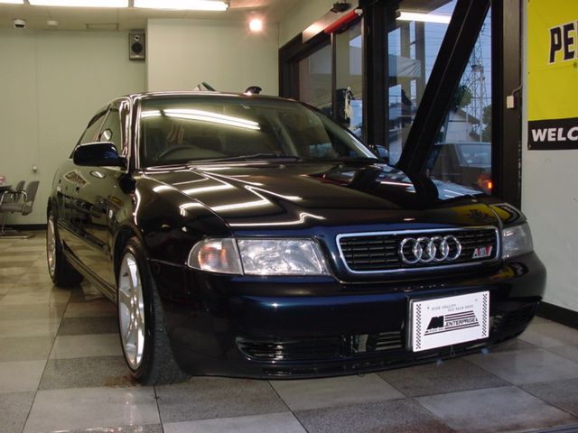 �A�E�f�B A4 1.8 ���Îԏ��F���C��