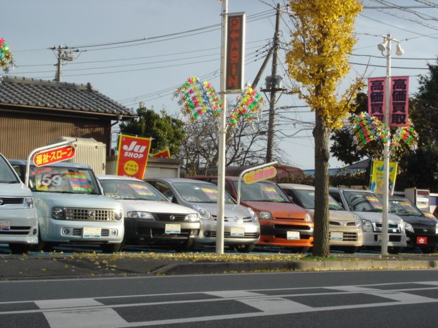 ●未使用車とは●『未使用車』とは。ディーラーが一度登録その後直ぐに登録抹消したりしたのですが、ほとんど乗られていない状態の中古車なのです。又は未登録のクルマです。また「未使用車・未登録の車」は機能的には全く問題ありません!!。一般的にワンオーナー目は、ディーラー名義になっていることが多いことからもわかります。中古車なのに、 『新車に近いクオリティ・新車同様の保証システム』 もちろん新車よりも断然お安く、お買得です!!●新古車・未使用車の流通●こんなおいしい『新古車・未使用車』!!でも・・・普通の人は車を買うときに、今度は『新古車・未使用車にしようっ!』とは考えないですよね。実は、『新古車・未使用車』を入手するには、大きな壁があるのです。そして、この壁が新古車・未使用車の 『最大の難関』 なのです!!それはなにか・・・ 『流通量が非常に少ない』 のです。「新古車・未使用車」というクルマの性格を考えてみると、ディーラーとしては出したくないクルマなのです。だから、よほどの「ワケ」がないと出てきません。だから、今までは「メーカー&ディラー等の役員&役員の知人等」といった太いコネクションがないと入手できなかったのです。その夢を当社がかなえます!!