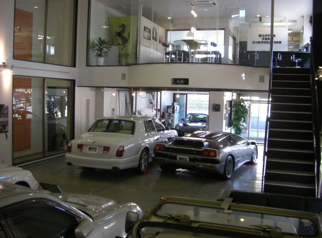 販売新車・中古車・各種保険取扱・整備・板金・塗装・カーボンパーツ作成・ワンオフカスタマイズ 40年以上の販売実績を持つ老舗です、お車について販売だけではなく、メンテナンスから修理、またワンオフカスタマイズまで、お客様のご要望にお応えいたします。お気軽にお問い合わせ下さい。
