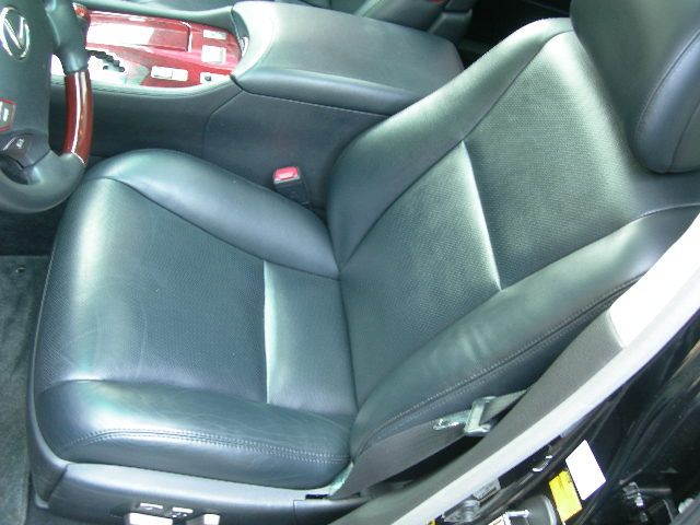 運転席の状態もご覧下さい！！最も使用頻度が高いシートですが、非常に綺麗な状態を保っています！！ご覧頂ければきっと気に入って頂ける自信が御座いますので、是非ご来店下さい！
