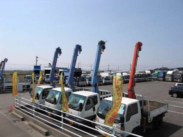 高見トラックセンター