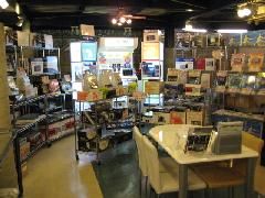 新品カーナビ、全メーカー正規取り扱い当店は、最新型未使用車、新車を格安でご提供させて頂いております。御来店下されば、店内にない車でも、お客様お気に入りの新車、未使用車をお安くご提供できます。また、新車、未使用車は、5年間の品質保証付なので、ディーラー購入同様安心してお乗りいただけます。またカー用品などは、他店圧倒価格のナビ&オーディオ等をご用意しておりますし、またウィンドフィルム施工も格安で行っておりますので、1度御来店下さい☆★