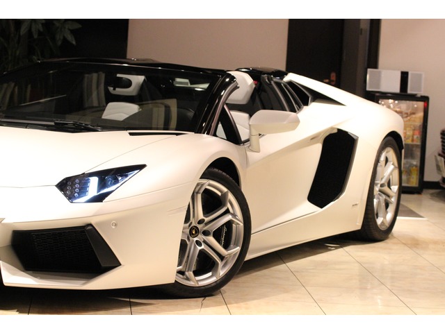 アヴェンタドールロードスターLP700-4 4WD