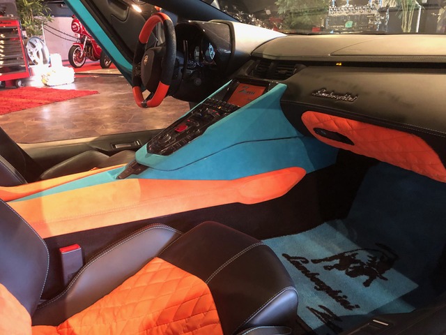 アヴェンタドールLP700-4 4WD