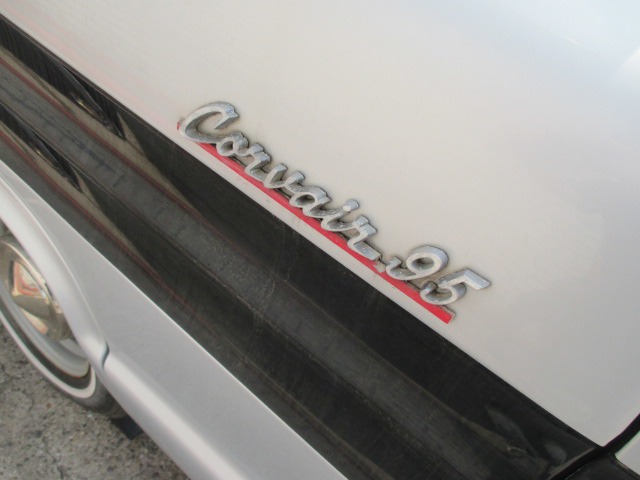 ���E����