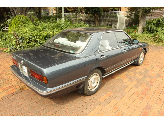 これからの高級車は日本国内だけでなく、世界に通用する車で無ければならない。と発売当時の日産の歌い文句でし。