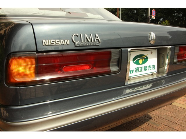 日産セドリックシーマの堂々たるエンブレムです。