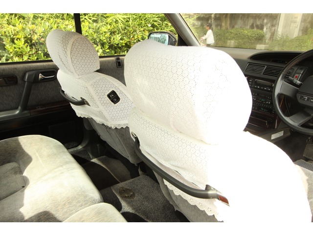 後席用に大型のストラップが左右装備されております。