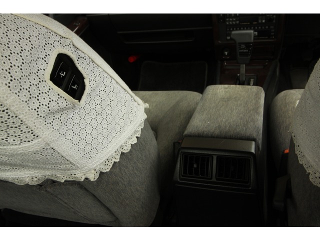 後席から助手席のシートを前後に動かせます。