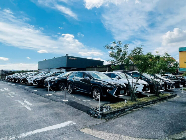 再製屋のスクエア本店です 当社は旧モデルのレクサスを中心に現行仕様や当社オリジナルエアロでカスタムし販売しております。 ★車輛探し ご希望のお車が見つからない場合はお車から探させて頂き、オーダーメイドでカスタムさせて頂きます。 店舗にもネッ…