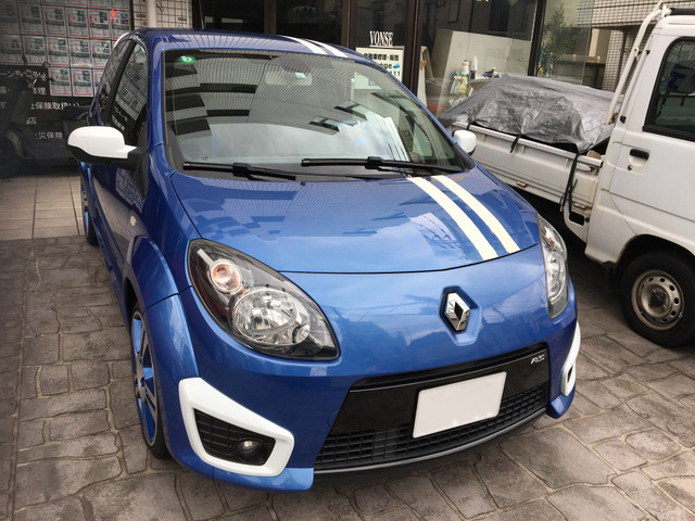 �u���[�̃p�C�s���O���{������p�t���A�}�b�g�A�A���~���y�_���A�uRENAULT SPORT�v�̃��S������L�b�L���O�v���[�g�Ȃǂ̑����ɂ��X�|�[�e�B�������߂Ă���܂��B