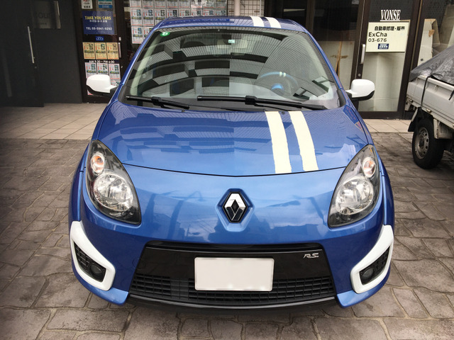 �{�f�B�J���[�̓u���[�J���[���x�[�X�Ƀz���C�g�̃X�g���C�v�ŃX�|�[�e�B�[�Ɏd�グ�Ă���܂��B