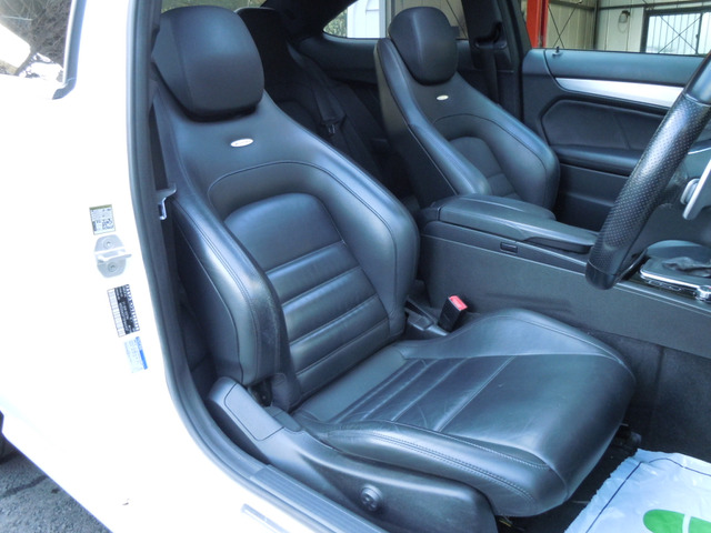 大きな切れ等も無く状態は良好な前席です!