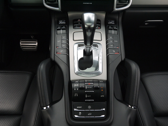 �J�C�G���̃Z���^�[�R���\�[���͂܂�Ŕ�s�@�̑��c�Ȃ̂悤�ɁA�X�C�b�`���킩��₷���z�u����Ă���A�@�\�������������܂��B