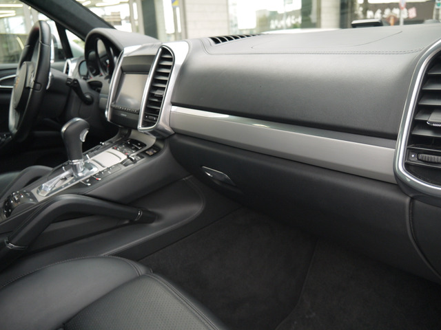 �C���e���A�̓u���b�N�ƃV���o�[�̓�F����Ȃ�A�ԑ̐F�ƃ}�b�`���Ă���܂��B