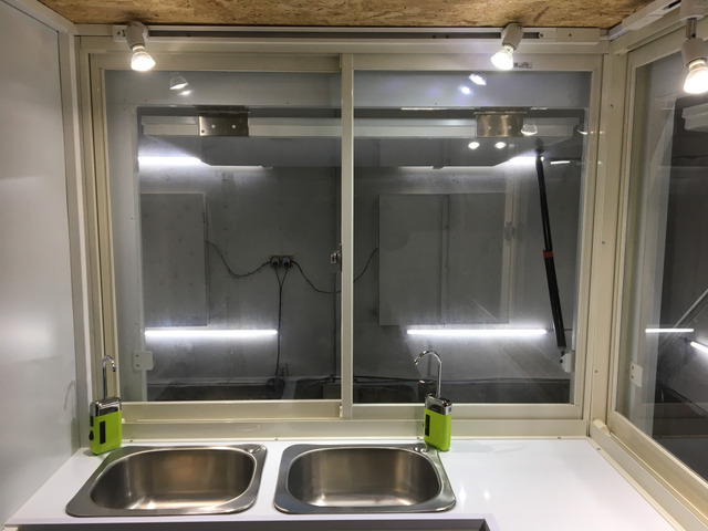 �e�[�u���z�u�ȂǑ��푽�l�ȃV�F����葵���Ă���܂���