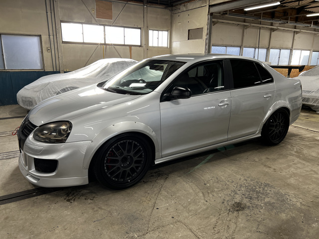 �N���[�Y�R���g���[���A�I�[�g���C�g�V�X�e���A�J�~���O�z�[��/���[�r���O�z�[���@�\�A�����hῃ��[���~���[�A���C���Z���T�[�t�t�����g���C�p�[�Ȃǂ̍��@�\������W���ō̗p���Ă���܂��B