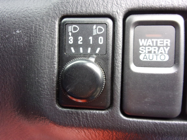 レベライザー付きディスチャージヘッドライト。