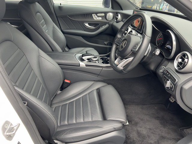 �{�f�B�J���[�̓|�[���[�z���C�g�ŃC���e���A�̓u���b�N���U�[�ƂȂ�܂��B