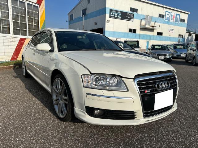 2004 Audi A8 Silver 1/18 Diecast Model Car Motormax 73149