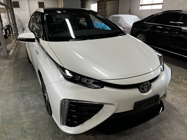 ��ڂŁuMIRAI(�~���C)�v�Ƃ킩��G�N�X�e���A�f�U�C���́A�t�����g�́A�_�f�̊m�ۂ�FC�V�X�e����p�̂��߂ɋ�C����荞�ލ��E�̃O��������������V���ȗl�����̗p ���Ă���܂��B