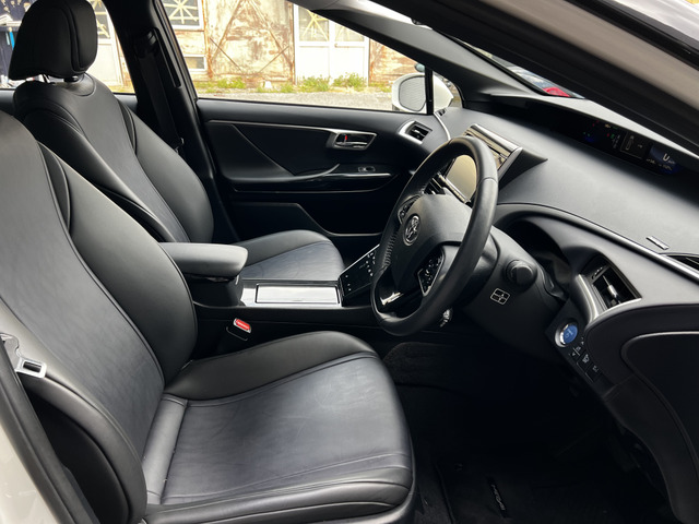 �{�f�B�J���[�̓z���C�g�p�[���N���X�^���V���C�� �C���e���A�̓u���b�N���U�[�ƂȂ�܂��B