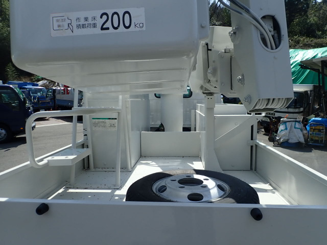 ���E�H��ɉ����āA�ב䕔���ɂ��ύڃX�y�[�X������܂��B