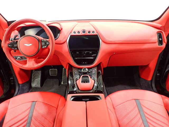 �h���C�o�[�̑O�ɐݒu���ꂽ12.3�C���`�̃f�B�X�v���C�ɂ́A�h���C�u���[�h�ɉ����ĕω����郁�[�^�[�p�l�����\�����������10.25�C���`�̒����p�l���̓C���t�H�e�C�������g�@�\��p�ƂȂ��Ă���܂��B