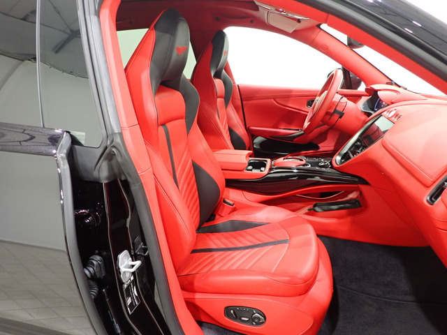 �V���v���ł͂��邯��ǁA���U�[��J�[�{���Ƃ������f�ނ̏㎿����A�@�ׂȃX�e�b�`�Ȃǂ̃N���t�c�}���V�b�v�Ń��O�W���A���[�ȃC���e���A���\�z�����B