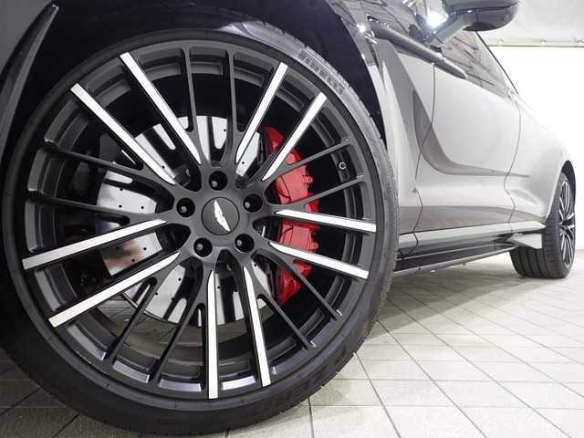 DBX�͎l�֋쓮�V�X�e�����̗p���Ă��܂����A��ʓI�ȑ��s�����ł͎�Ɍ�֋쓮�ɐݒ肳��܂����K�v�ɉ����ăg���N�̔����߂���O�ւɔz�����邱�Ƃ��\�ł��B