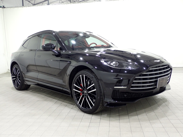 707�n�́AMAX310km/h�A�����Ă��킸��3.3�b��0-100km/h�����BDBX707�ɂ͂��̃p���[���ӂ̂܂܂ɑ���邾���łȂ��A�����ׂ��u���[�L���\�A�R�[�i�����O���̈��萫�Ɛ��x���S�đ����Ă��܂��B