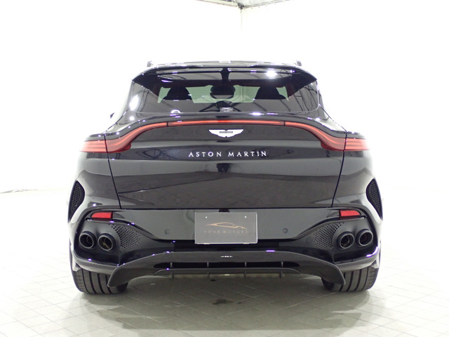 DBX707�ɂ͔��͂����^��4�{�o���G�L�]�[�X�g���̗p����A�V�����f�U�C���̃t�����g�O�����Ɠ��l�ɑN��ȃp�t�H�[�}���X�ƃp���[����������O�W���A���[SUV�ł��邱�Ƃ�\�����Ă��܂��B