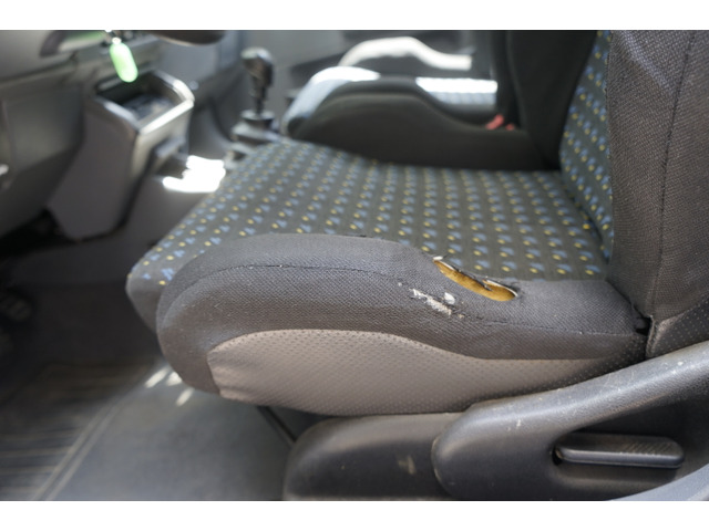 運転席シート端に穴が開きました
