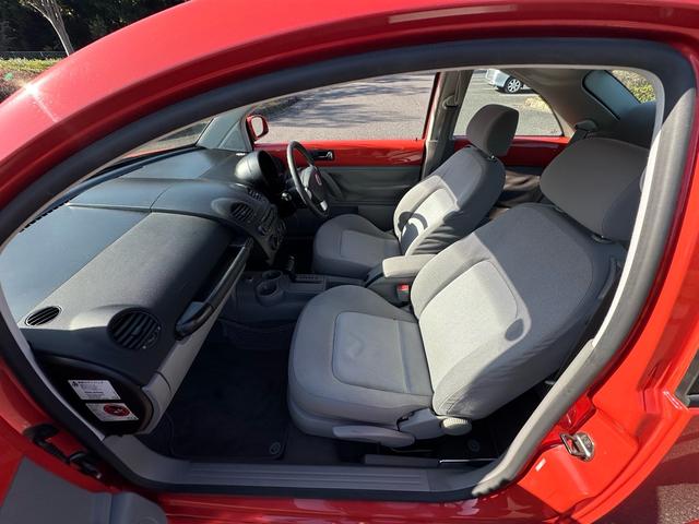 特に内装も破れや、張り替えはなく、オリジナルを忠実に保ったままの状態を維持した最上級 の1台です。