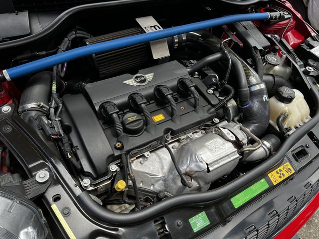 BMW Group�J����1.6L�V����4�C��DOHC�G���W���A�R�������[��������+�c�C���X�N���[���^�[�{�G���W���𓋍ڂ��Ă���܂��B�g�����X�~�b�V������6���I�[�g�}�`�b�N��p�ӁB