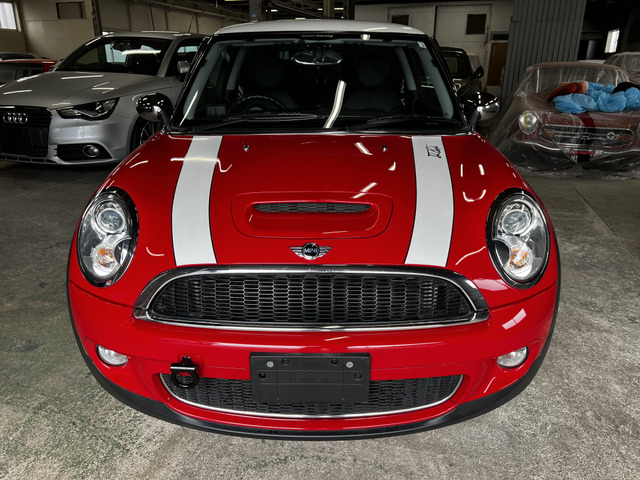 �Ɠ��ȃf�U�C���̃��^�����g�O���E�X�C�b�`�́A�p���[�E�C���h�E��W�����b�N�V�X�e���̑���Ɏg�����̂ŁA�]�����f�������傫���Ȃ��Ă���B�܂��������Ƃ炵�o��5�F�̊ԐڏƖ���ݒ肷��B