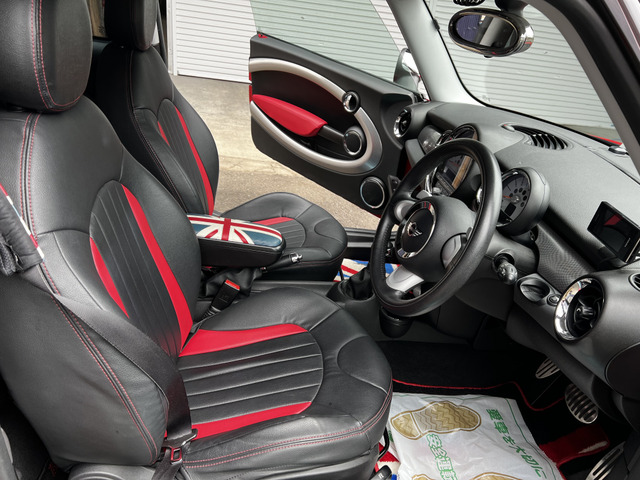 �{�f�B�J���[�̓`���E���b�h�Ńz���C�g���[�t�ƂȂ��Ă���܂��B