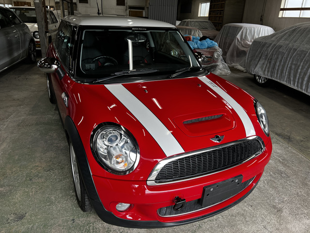 �C���e���A�ɂ́A�������ɏ]�����f����������ɑ�^�����ꂽ�Z���^�[�X�s�[�h���[�^�[�A�אg�̃f�U�C���Ƃ���Z���^�[�R���\�[���A