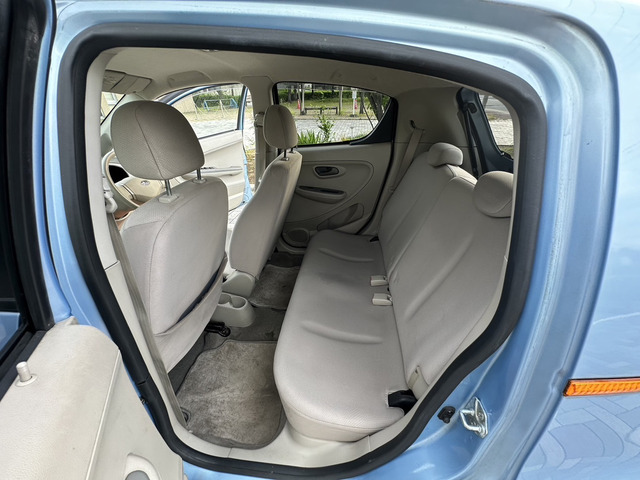 �ʏ�y�����Ԃ⏬�^�����Ԃɂ͒���3�C���G���W�����������ڂ���Ă��钆�ŁA ����4�C���G���W���Ƃ������ʎԂɑ������ڂ��� �G���W�����ڂ��ĕ��ʎԓ����̑��s���\������!