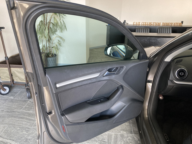 ����ȃh�A��