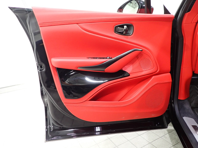 �V�[�g�̒��n�ɂ́A���N�̃p�[�g�i�[���璲�B������Ϗ㎿�ȃt���O���C���E���U�[���̗p����Ă��܂��B