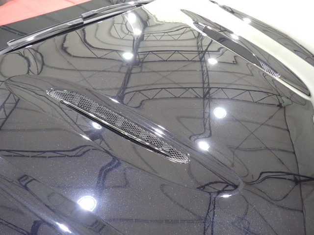 �{���l�b�g�ɂ͔r�M���l�������G�A�C���e�[�N���{����Ă���A�@�\�I�ɂ����o�I�ɂ��C���p�N�g�̋����d�オ��ɂȂ��Ă���܂��B