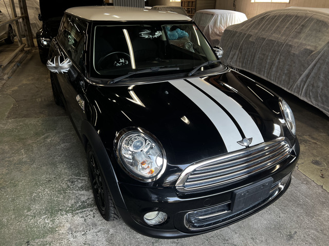 �u�x�[�J�[�X�g���[�g�v�́A��p�{�f�B�J���[�́u���[�t�g�b�v�E�O���[�v�́A�`���I�ȗ����������F�ɁA���[�t�A�{���l�b�g�E�X�g���C�v����уz�C�[���F�Ƀu���b�N���g�p���鎖�ŁA