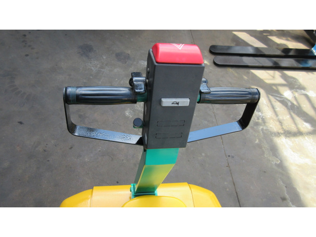 コマツ電動フォークリフト