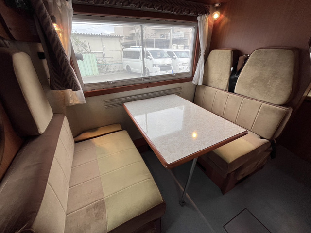 【ダイネット】スタンダードなレイアウトの中にも工夫を凝らした『セレンゲティ』 ダイネットはベンチ式対面対座シートでオーソドックスな4人掛け♪家族でテーブルを囲む素敵な未来が想像できますね(^^)