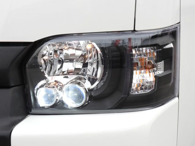 ヘッドライトも安い社外パーツを使うとLEDではないですからね&hellip; クオリティ重視のフェイスチェンジ♪ あえてグリルもマットブラックをチョイスで同じ黒でもメリハリのあるフェイス!