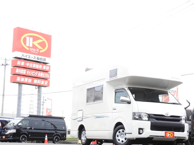 5mを切る全長で取り回しのしやすい車体!欠かせない電装品も充実の内容♪就寝スペース広々で居住性も◎♪さらには当店にて新品パーツで現行フェイスチェンジ施工!外装もバッチリ仕上げ♪