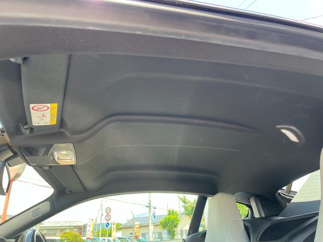 欧州車によく見られるルーフライナーのタレや内装の変形変色などはございません!自社の専門スタッフによるルームクリーニング済みなので、天井もとても綺麗な状態です!タバコの匂いやコゲ穴などはございません!