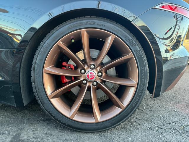 純正19インチアルミホイールは当社でリペイント済みで、キズはありません!4本とも新品タイヤに交換済みです!ワンオフマフラー付きですが、純正マフラーもございます!各未塗装樹脂パーツもペイント済み!